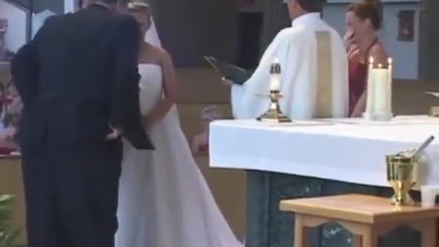 Голям смях!!! На Младоженеца му падат панталоните по време на сватбената церемония