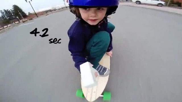 Дете кара електрически скейтборд