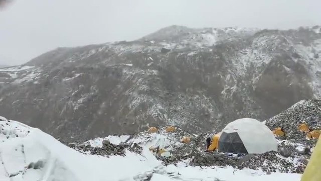 Базов лагер на Еверест е погребан от земетресение и лавина след труса, има загинали
