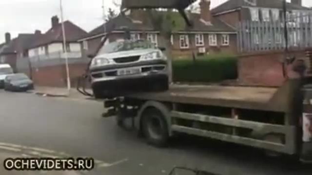 Недоволен ирландец опита да свали колата си от паяка