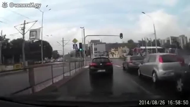 Моторист предпазва старец от нетърпеливи шофьори ,докато преминава пешеходна пътека