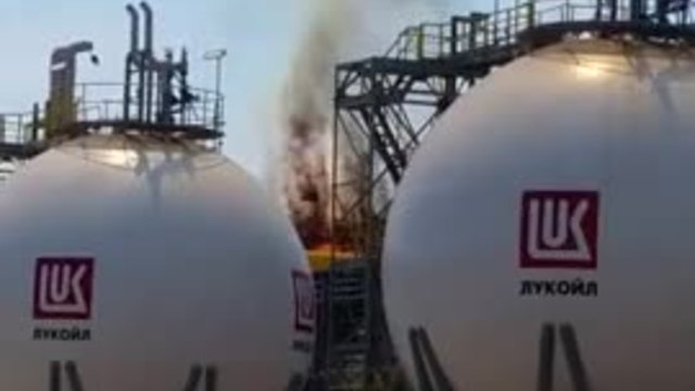 Пожар горя в рафинерията на Лук Оил Бургас (видео)
