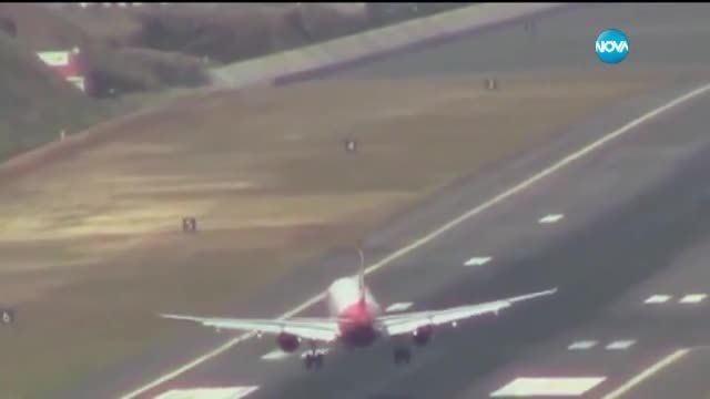 Уникално приземяване на самолет на най-опасното летище в Европа!