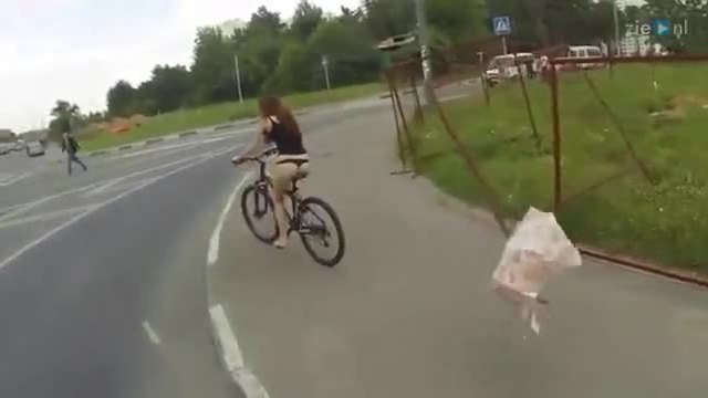 Ето защо момичетата не трябва да карат колело когато носят пола