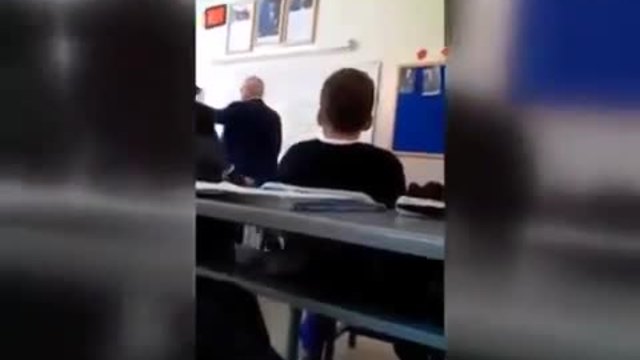 Директор изтри дъската в класната стая с главата на ученик!