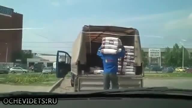 Руски здрав хамалин на 80-то ниво разтоварва камион