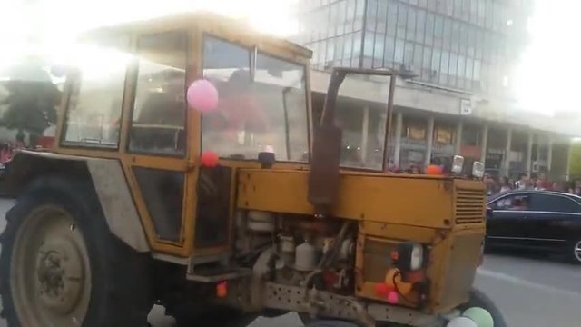 Абитуриент взриви обстановката с трактор (видео)