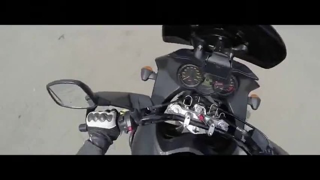 Мотоциклетист спира на място с предна спирачка