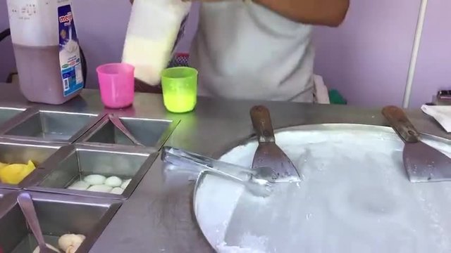 Как майсторите правят страхотен сладолед в Тайланд
