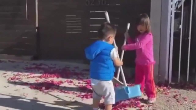 Деца почистват домашния двор
