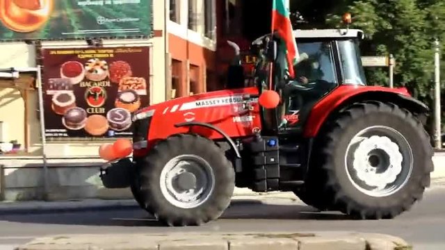 Абитуриент с трактор, окичен с българският флаг беше атракцията в Добрич (видео)