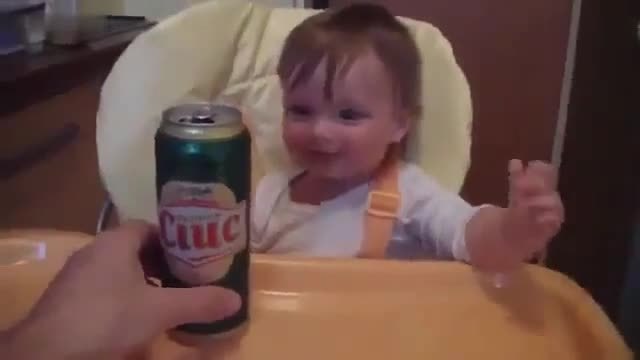 Вижте как реагира малкия мераклия когато татко ще му даде от любимата напитки