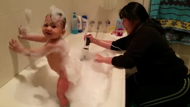 Бебе истински талант - като артист се къпе и танцува за видео клип