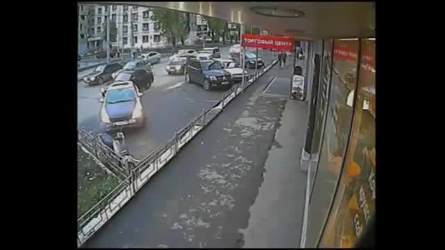 Агресивна жена шофьор срещу мъжа, който просто спря на светофар