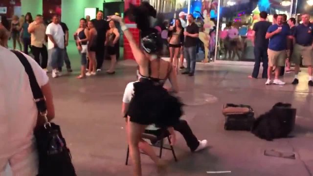 Вижте голям смях!!! Танцьорка се напикава върху мъж, по време на улично шоу в Лас Вегас!