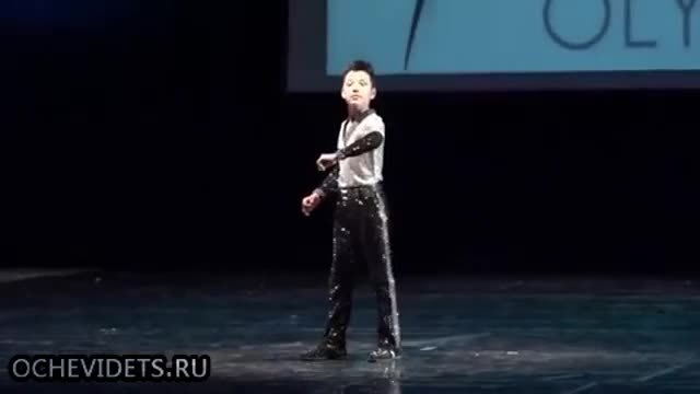 Дете танцува с вълшебство - ще ви накара истински да се зарадвате на танците му!