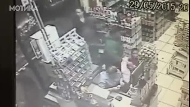 Баща спаси положението след като крадци нахлуха в магазин (видео)