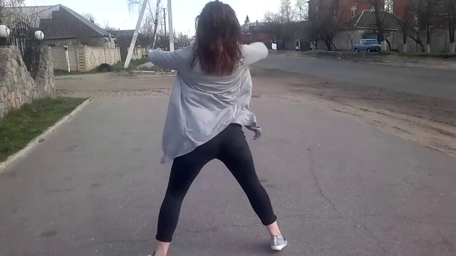 Танцуващо момиче разконцентрира шофор и предизвиква катастрофа