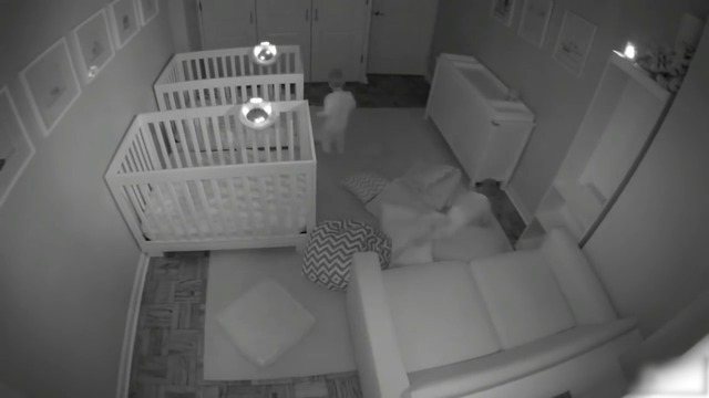 Родители инсталират видеокамера в стаята на техните близнаци.