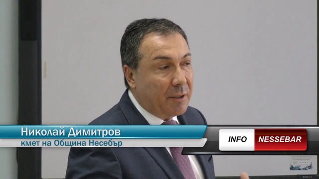 По традиция лично кметът Николай Димитров връчи дипломите на зрелостниците от Несебър