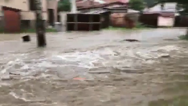 Порои и градушки над България 2017!  Бедствено положение в Самоков, река Боклуджака преля (Видео)