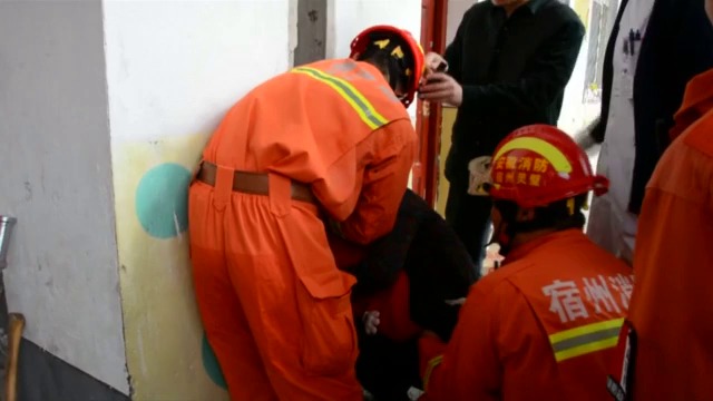 Пожарникари спасиха дете, заклещено между стени
