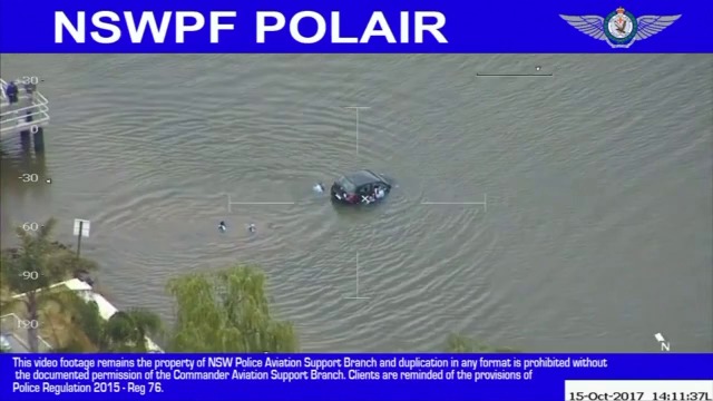 Велико! Вижте как полицаи спасиха жена от кола секунди преди да потъне (ВИДЕО)