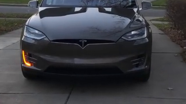 Коледно шоу с Tesla автомобил