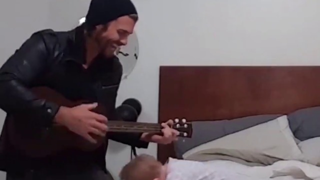 Когато татко умее да пее ;)