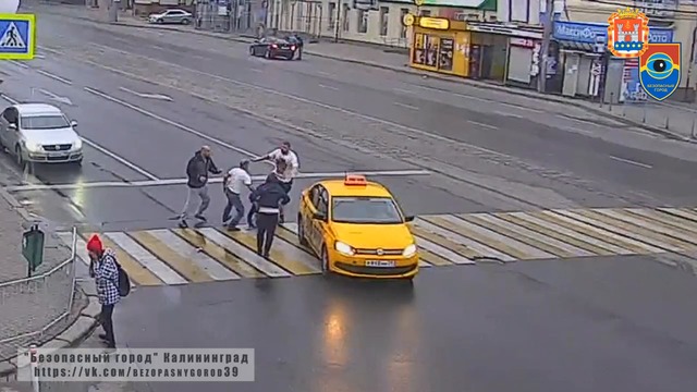 Руснаците Не Се Шегуват! Гледайте Какъв Бой Стана, Заради Неадекватни Пешеходци, Пресичащи На Зебра!