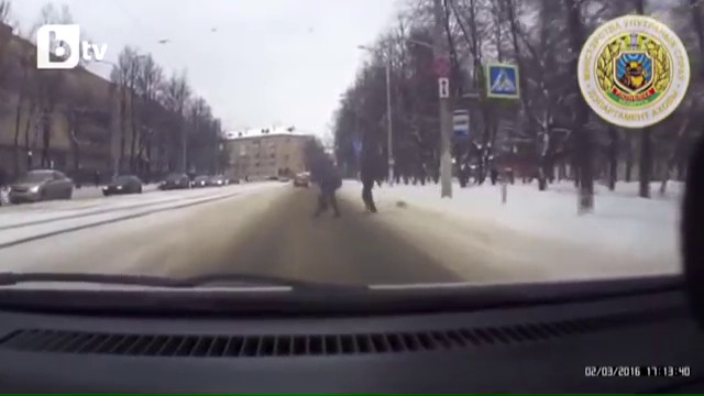 Полицай в Беларус стана супергерой, след това видео! Вижте какво направи този човек!