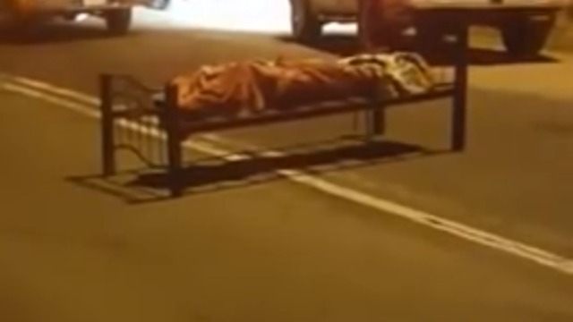 Вижте оставиха легло с мъртвец на главен път! Всичко е възможно в 21 век