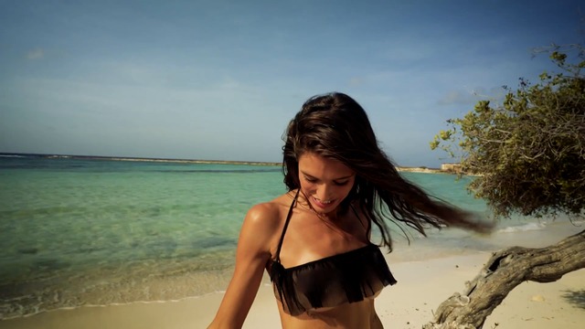 Bianca Balti Wears The Strangest Swimsuit You Have To SEE! - CANDIDS - Sports Illustrated Swimsuit.MP4