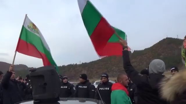 Цяла България е на протест! Протестиращи блокираха и Е-79 край Благоеврград