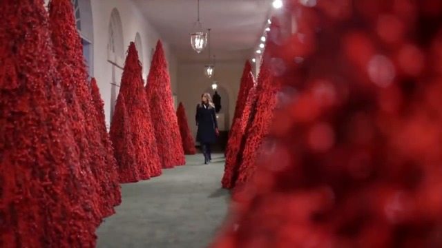 Белият Дом заблестя в Коледна украса представена от първата дама Мелания Тръмп