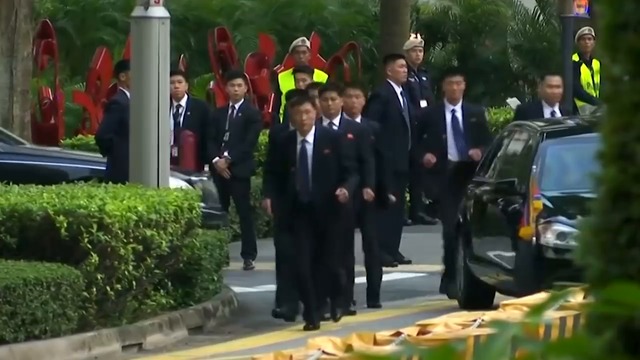 Не сте виждали такова видео! Ким Чен-ун на път за срещата си с Тръмп а бодигардите му тичат успоредно с колата