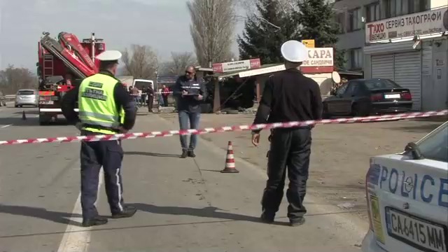 Кола се вряза в заведение на Околовръстния път в София, двама загинаха