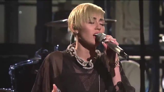 Miley Cyrus - Wrecking Ball (Live On SNL)