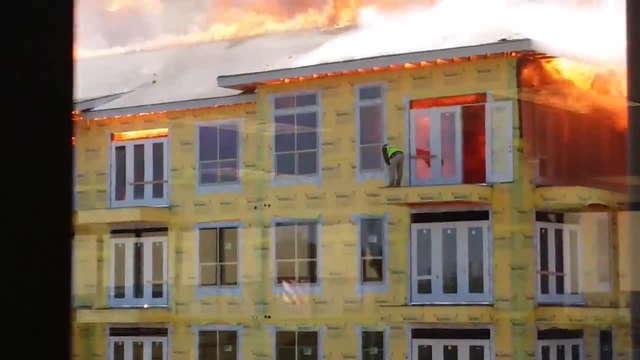 Екстремно спасяване на работник от горящия жилищен комплекс в Хюстън