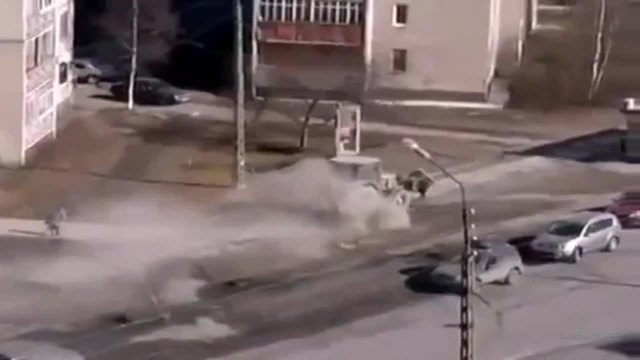 Луд руснак чисти тротоара в Петрозаводск