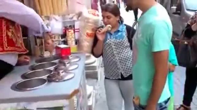 Най-лудия сладоледаджия в света!