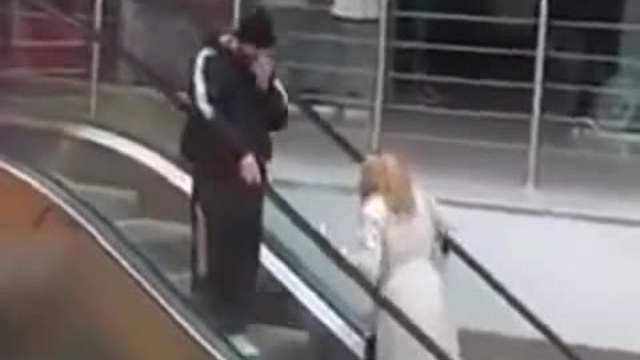 Не е лесно да си т*па блондинка