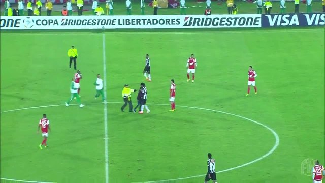 Фен нахлу на терена, за да прегърне Роналдиньо - Copa Libertadores 2014