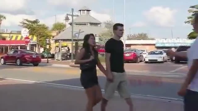 Пич целува  непознати