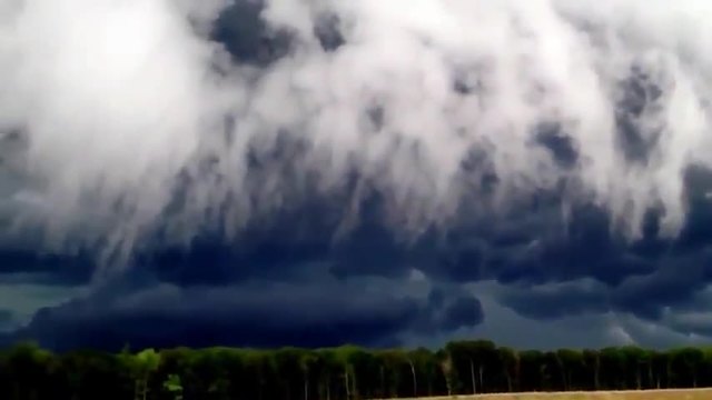 Природен феномен , зловещо надвиснал над града буреносен облак