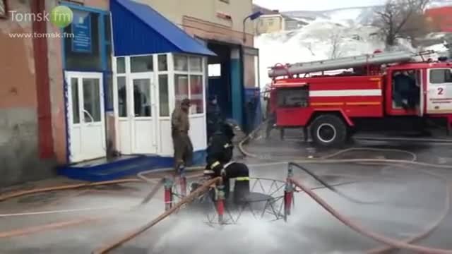 Силата на водата вдига пожарникар във въздуха