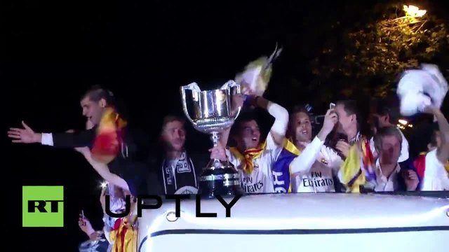 Реал празнува цяла нощ с феновете си в Мадрид