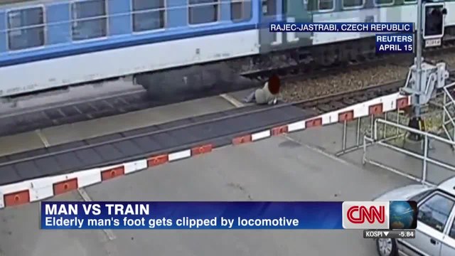 Ето на това се казва &quot;На косъм от смъртта&quot;_Man survives close call with train