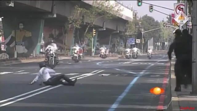 Гърбица изигра лоша шега на моторизиран полицай