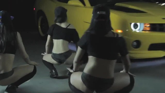 Секси момичета яко се вихрат в Booty Dance